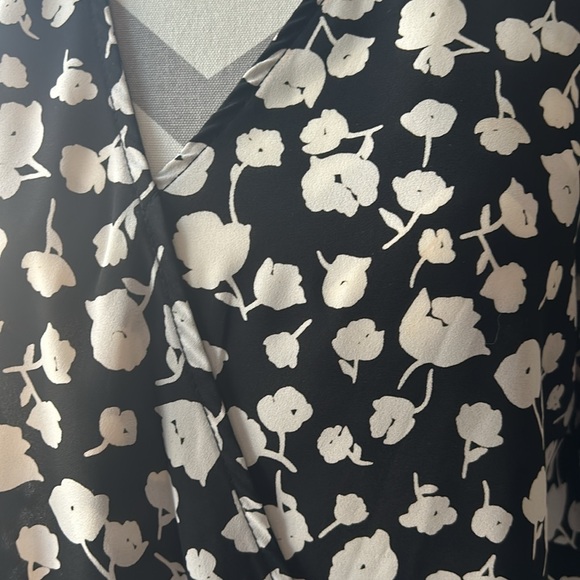 Black and white drapey west kei long 3/4 sleeve blouse in size M. - Picture 2 of 6